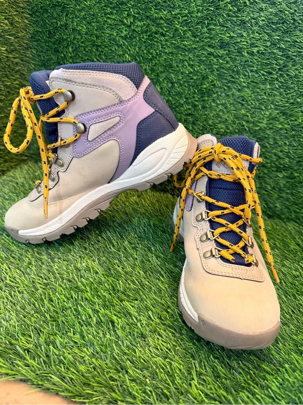 Columbia Women’s Newton Ridge Beige and Navy Hiking Boots with Yellow Laces 5.5